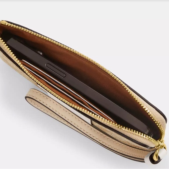 NWT NIP Corner Zip Wristlet In Signature Canvas With Heart Print $88 - Picture 3 of 5